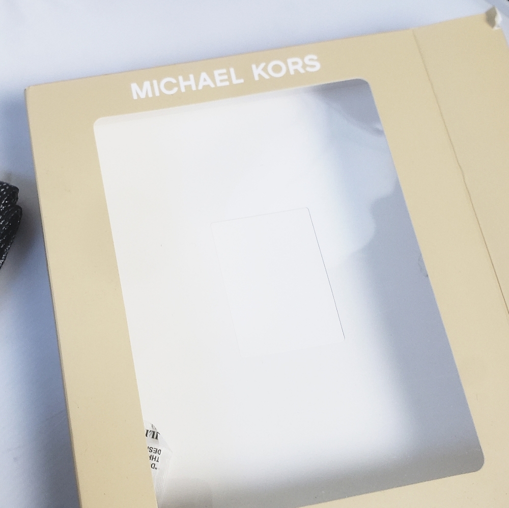 🆕️ MICHAEL KORS Hat/Beanie & Scarf Gift Set! - Picture 5 of 6